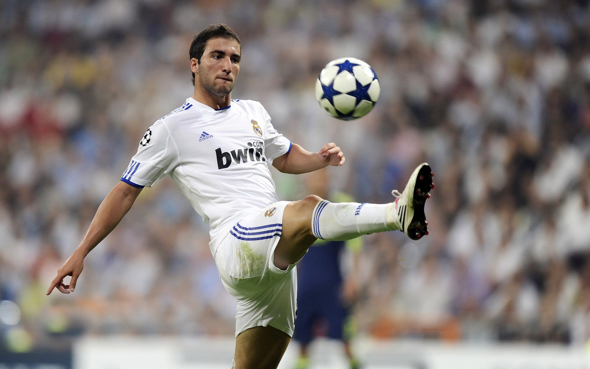 赛道上的意志对决,威廉姆斯鏖战阿斯顿马丁,塞恩斯状态火热改写中游格局